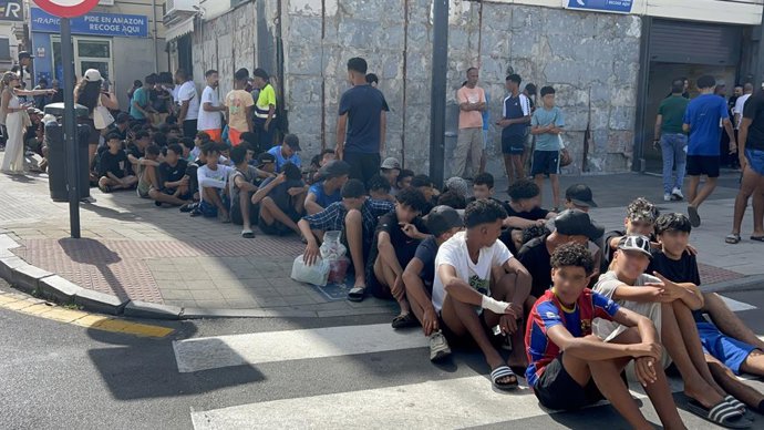 Um grupo de menores aguarda para ser registrado em uma delegacia da Polícia Nacional, em 10 de agosto de 2026, em Ceuta (Espanha). A cidade acolhe milhares de pessoas que aguardam o retorno, entre elas mais de 1.300 menores, enquanto os editais divulgam