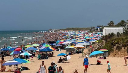 El alcalde de Chipiona (Cádiz) pide ayuda económica para afrontar el aumento por diez de su población en verano