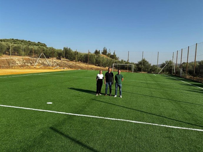 Visita al nuevo campo de fútbol-5 de Burunchel