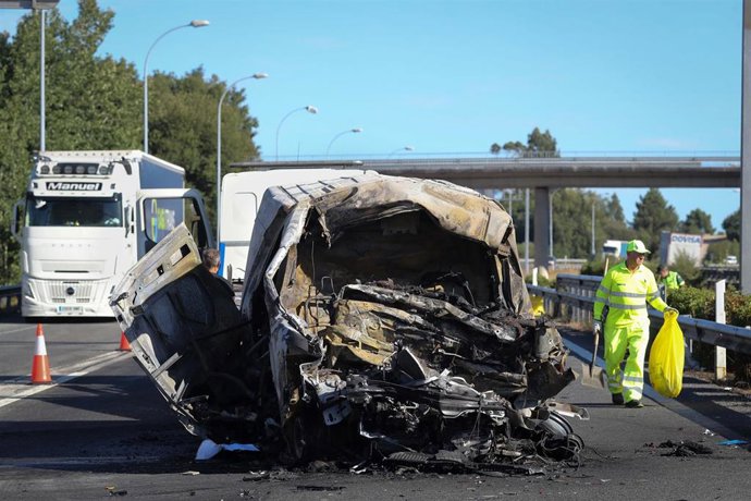 Técnicos de la red de carreteras junto a una furgoneta calcinada, a 5 de agosto de 2026, en Lugo, Galicia (España). Dos personas han perdido la vida este miércoles tras chocar la furgoneta en la que circulaban contra un camión de conservación de carretera