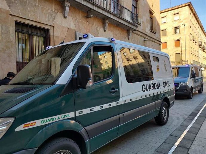 Archivo - Furgones en la Audiencia Provincial de Salamanca 