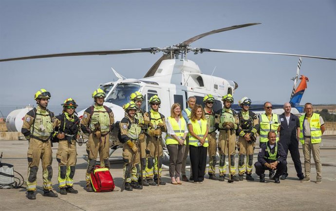 La consejera de Agricultura, Noemí Manzanos, y la delegada del Gobierno en La Rioja, Beatriz Arraiz, han visitado las instalaciones de incendios de La Rioja