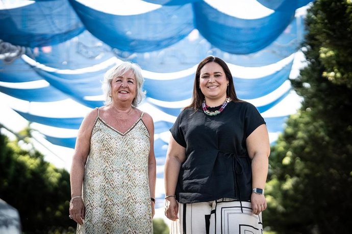 Las concejalas delegadas de Servicios Operativos, Playas y Fiestas, Teresa Porras, y de Juventud, Mercedes Martín, informan de las novedades del Real del Cortijo de Torres.