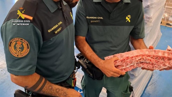 Agentes de la Guardia Civil con parte de la mercancía inacutada en la operación 'Médula'.