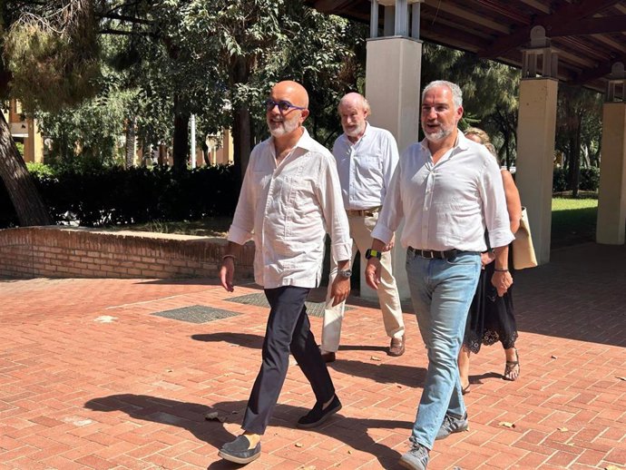 El líder del PP en el Ayuntamiento de Barcelona, Daniel Sirera, junto al vicesecretario de Política Autonómica del PP, Elías Bendodo