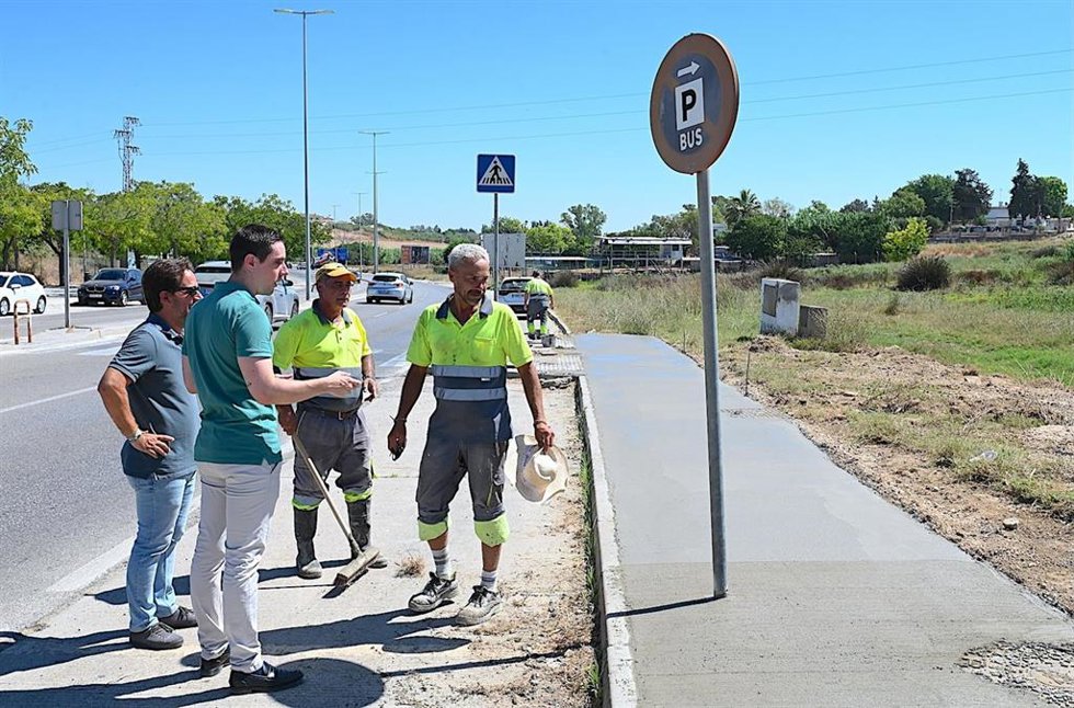 El teniente de alcaldesa de Servicios Públicos en el Ayuntamiento de Jerez, Jaime Espinar, en una visita a las actuaciones que se están ejecutando en la avenida Juan Carlos I
