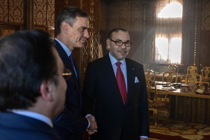 Archivo - El presidente del Gobierno español, Pedro Sánchez (i), y el rey de Marruecos, Mohamed VI (d) en su primer viaje oficial de esta legislatura a Marruecos, a 21 de febrero de 2024, en Rabat (Marruecos).