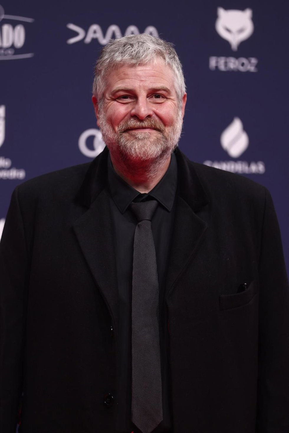 Archivo - El actor Raúl Cimas posa en la alfombra roja de los Premios Feroz 2026.