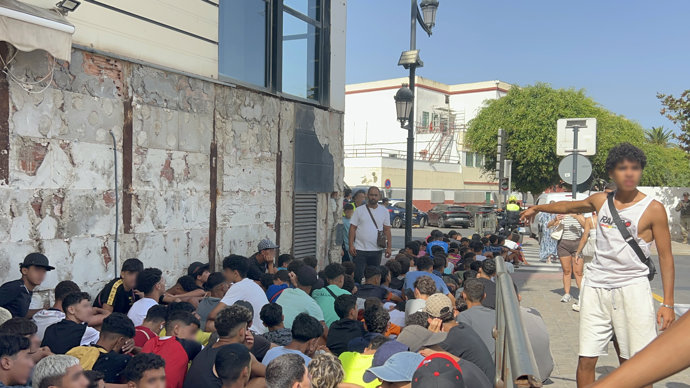 Un grupo de menores espera para ser filiado en una comisaría de la Policía Nacional, a 10 de agosto de 2026, en Ceuta (España). 