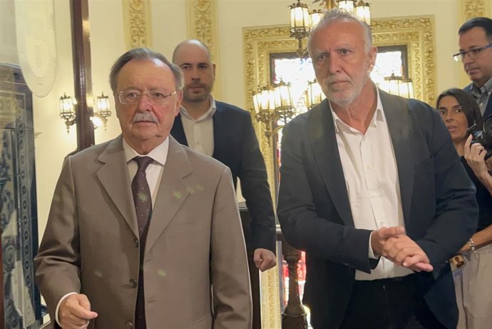 El ministro de Política Territorial y Memoria Democrática, Ángel Víctor Torres (d), y el presidente de Ceuta, Juan Jesús Vivas (i), a su llegada al Palacio de la Asamblea, a 10 de agosto de 2026, en Ceuta (España). El ministro visita Ceuta para abordar la