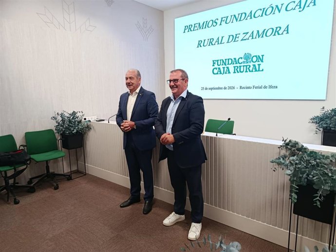 El director general de Caja Rural de Zamora, Cipriano García, y el responsable de la Fundación Caja Rural, Narciso Prieto, antes de la rueda de prensa.