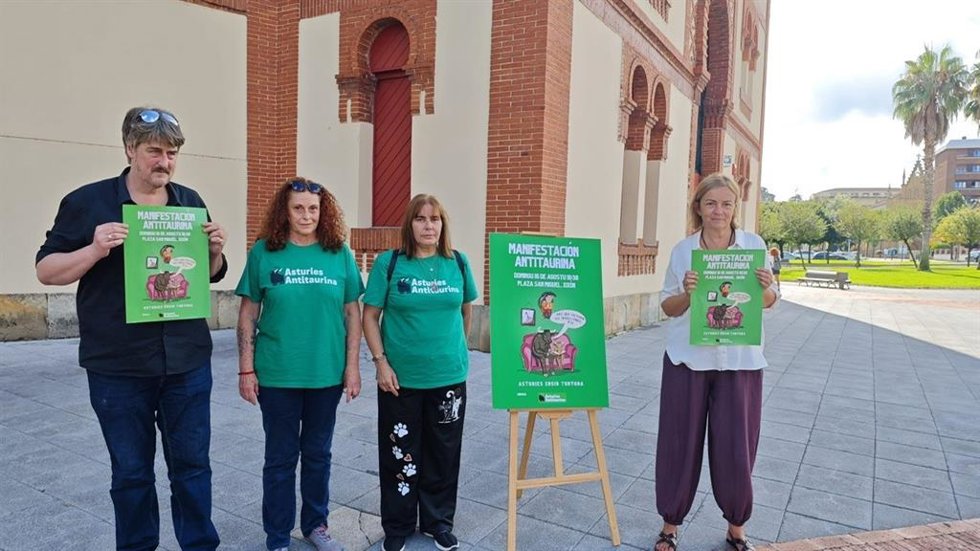 Presentación del cartel de la manifestación antitaurina de Gijón, con los diputados Xabel Vegas (IU) y Covadonga Tomé (G.Mixto).