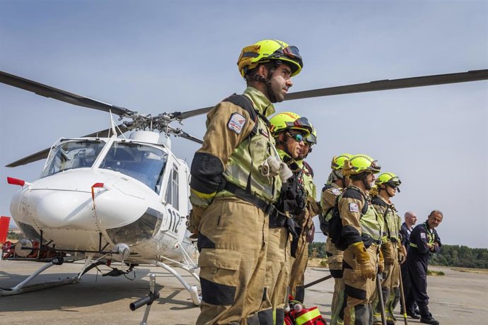 Varios efectivos en la base donde están centralizados los medios aéreos para la extinción de incendios en el Aeropuerto de Logroño-Agoncillo, a 10 de agosto de 2026, en Logroño, La Rioja (España). 