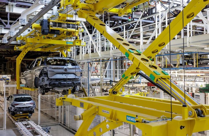 Archivo - Proceso de producción del Renault Asutral en la factoria de Villamuriel (Palencia).