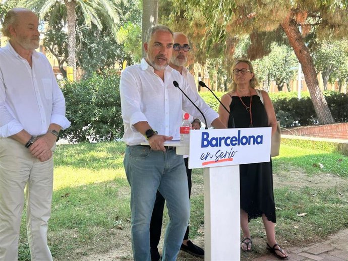 El vicesecretario de Política Autonómica del PP, Elías Bendodo, en una rueda de prensa en Barcelona junto al líder del PP en la capital catalana, Daniel Sirera