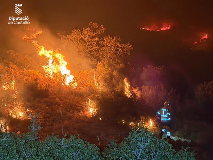 Trabajos nocturnos en el incendio forestal de Tírig