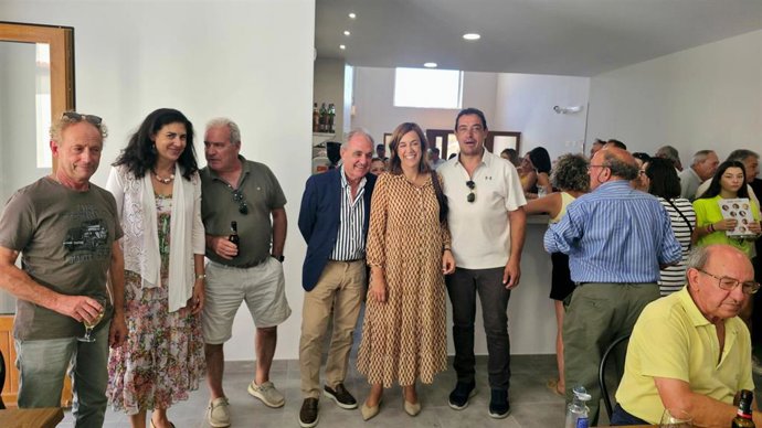 Vecinos de Villaherreros junto a la presidenta de la Diputación, el delegado de la Junta y el alcalde en la ianuguración del nuevo centro.