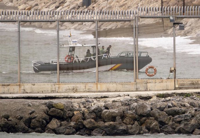 Archivo - Una patrulla del Servicio Marítimo de la Guardia Civil rescata a un migrante avistado frente a la playa del Tarajal, a 2 de enero de 2026, en Ceuta (España). El hombre, ataviado con un neopreno se encontraba a unas tres millas de distancia cuand