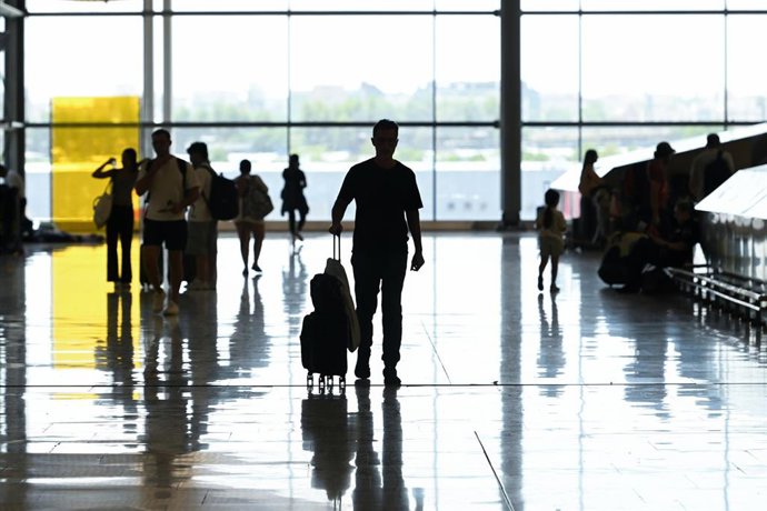 Varios viajeros en la zona de llegadas, en la T4, a 9 de agosto de 2026.