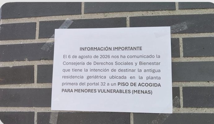 Cartel informativo en un portal del barrio de La Florida, en Oviedo.