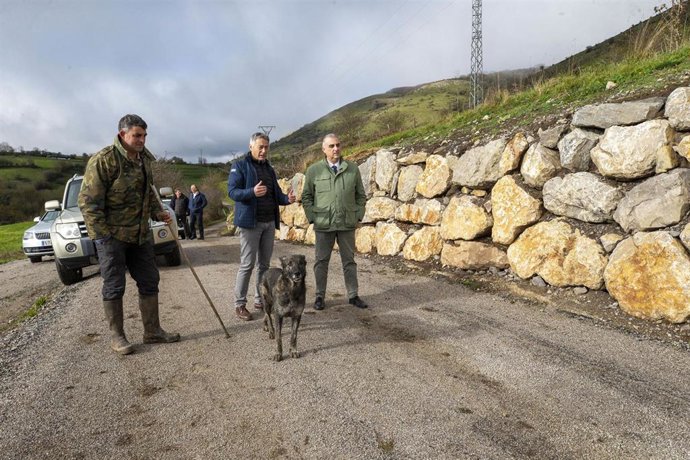 Archivo - El consejero de Fomento, Roberto Media, visita Campoo de Enmedio.