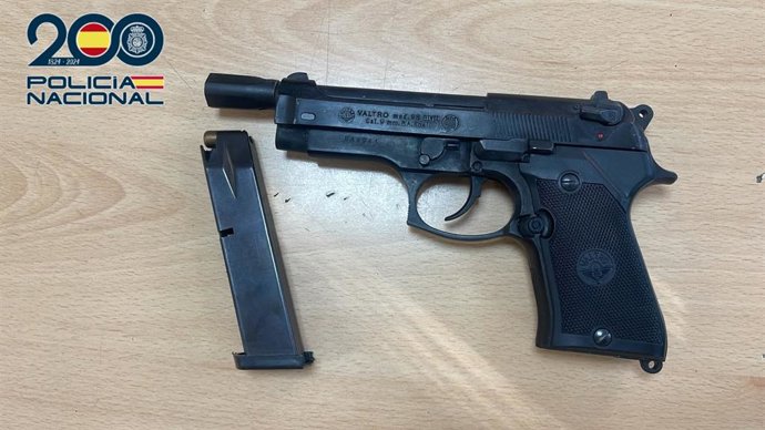 Pistola simulada que la Policía Nacional ha incautado a un hombre por robar en una peluquería de Telde (Gran Canaria)