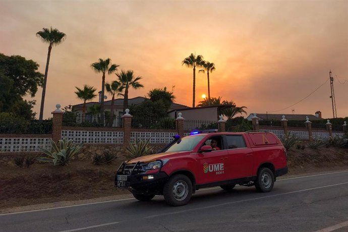 La UME en una zona habitada cercana al incendio declarado en Niebla.
