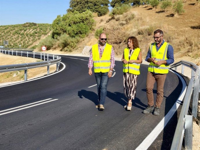 El responsable del Servicio de Vías y Obras de la Diputación de Cádiz, Javier Bello, junto a la alcaldesa de Olvera, Remedios Palma, vistando las obras finalizadas de la carretera CA-9102, que se vio afectada tras las borrascas de invierno.