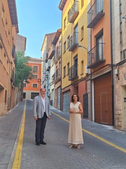 El concejal Juan Carlos Cruzado y la alcaldesa de Teruel, Emma Buj, en la calle La Merced.