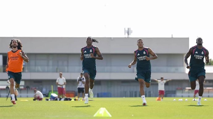 Cucurella, Diomande, Mbappé y Konaté entrenando con el Real Madrid