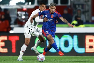Futbol, Universidad de Chile vs Palestino Fecha 18, Liga de primera 2026. El jugador de Universidad de Chile Lucas Assadi, derecha, disputa el balon contra Antonio Mesa de Palestino durante un partido de la liga de primera realizado en el estadio