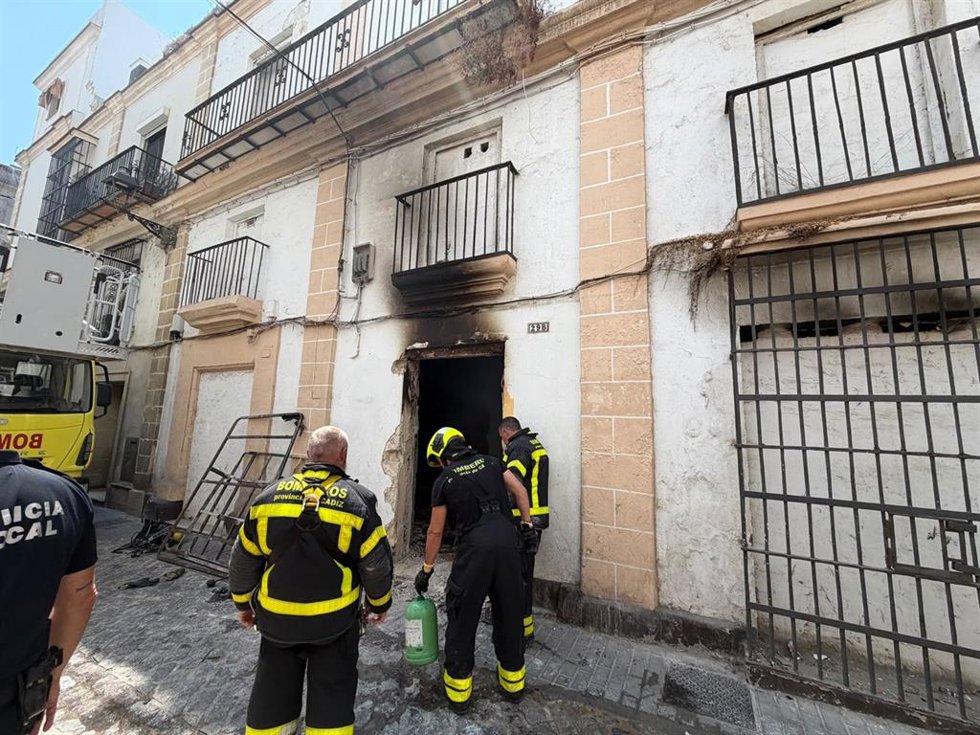 Bomberos actuando en el incendio en un edificio abandonado de El Puerto