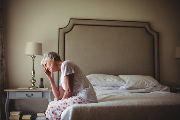 Archivo - Imagen de recurso de una mujer con síntomas de fibromialgia.