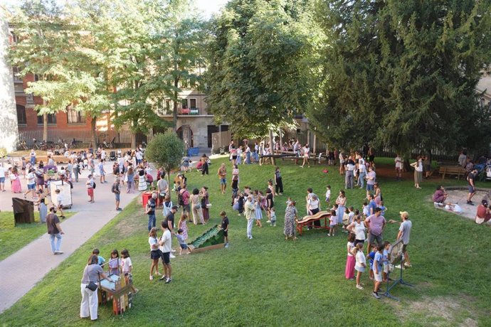 Actividades infantiles en el patio del palacio de Ezpeleta.