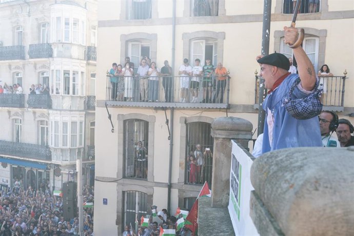 Archivo - El celedon Iñaki Kerejazu tras su bajada en paraguas durante el inicio de las fiestas de ‘La Blanca’