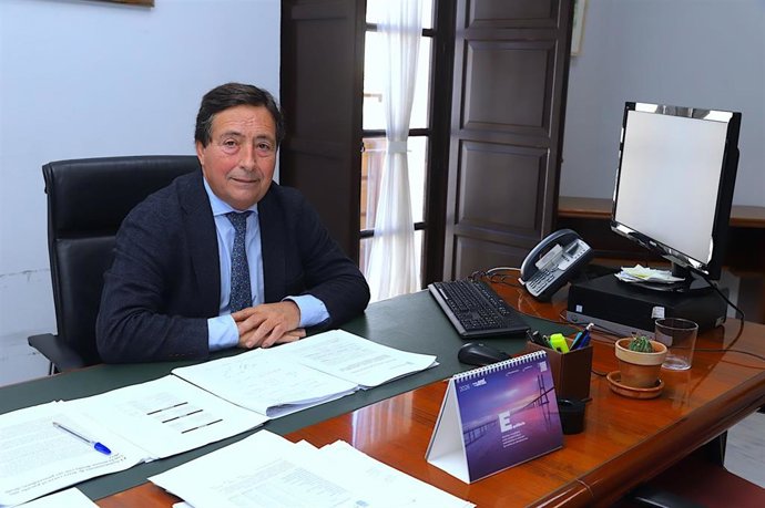 El delegado de Economía, Hacienda y Financiación Pública del Ayuntamiento de Jerez de la Frontera (Cádiz), Francisco Delgado, en su despacho.