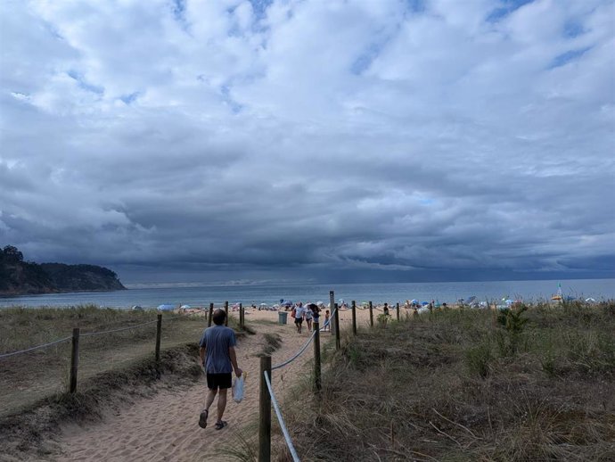 Playa con nubes en Asturias, turismo
