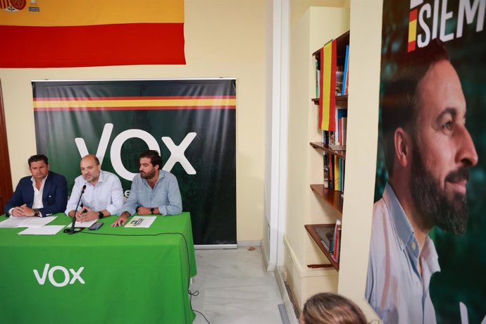 El portavoz del grupo municipal de Vox en el Consistorio de Sevilla, Gonzalo García de Polavieja (c), junto al consejal de la formación, Fernando Rodríguez (i)y el presidente de VOX Sevilla, Javier Navarro (d)