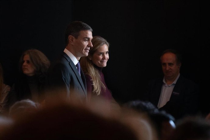 Archivo - El presidente del Gobierno, Pedro Sánchez, y la vicepresidenta tercera y ministra para la Transición Ecológica, Sara Aagesen, en el acto de 'Avanzando en el Pacto de Estado frente a la Emergencia Climática', a 17 de diciembre de 2025, en Madrid 