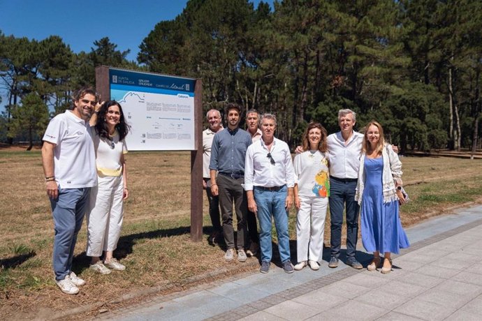 Feijóo, Rueda y otros dirigentes del PPdeG durante el paseo.