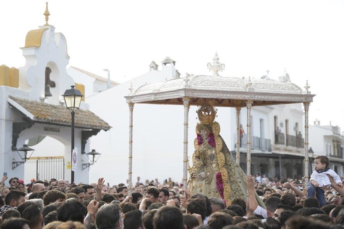Archivo - La Virgen del Rocío procesiona por la aldea en su visita a las 127 filiales. 