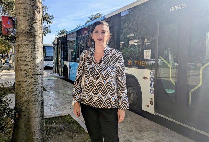 La portavos adjunta de Con Málaga, Toni Morillas, junto a un autobús.