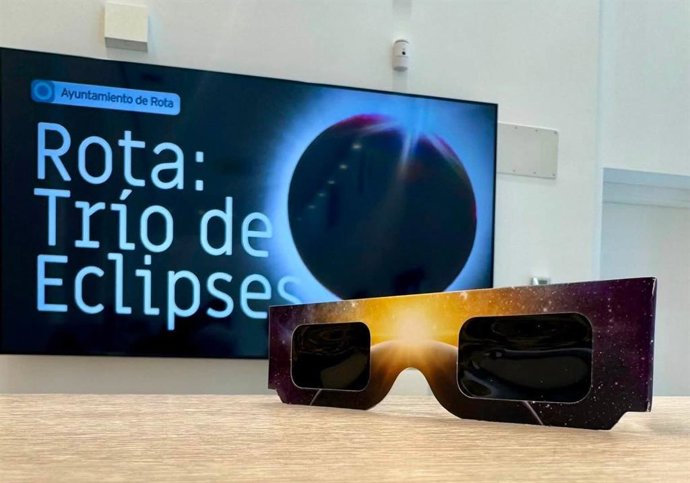 Una de las gafas homologadas que el Ayuntamiento de Rota repartirá este martes para observar el eclipse