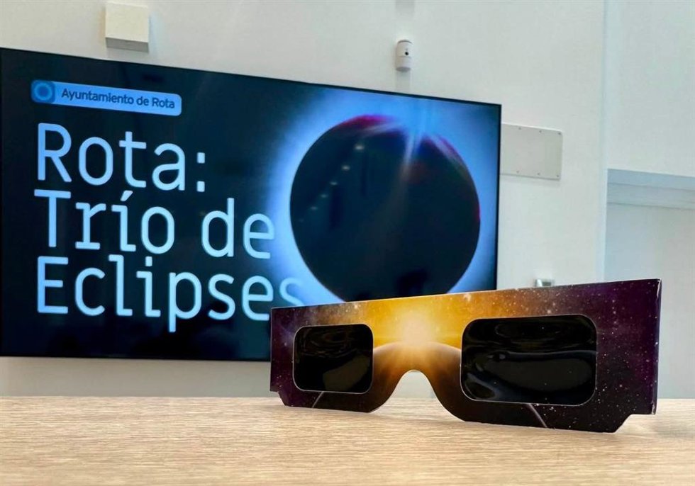 Una de las gafas homologadas que el Ayuntamiento de Rota repartirá este martes para observar el eclipse