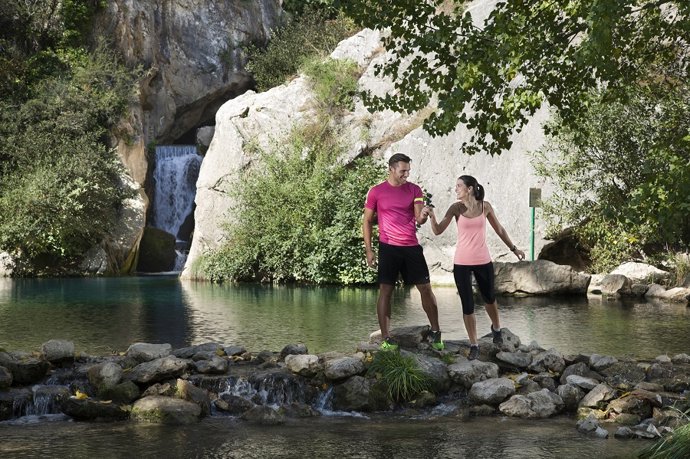Una pareja en un destino rural.
