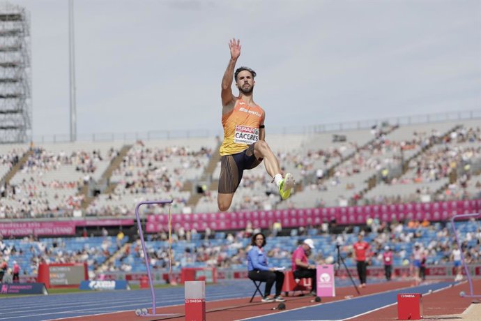 Eusebio Cácerez realiza um salto na prova de salto em distância do Campeonato Europeu de 2026, em Birmingham