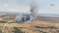 Siete medios, dos aéreos, trabajan en apagar el incendio declarado en Malpica de Tajo, que escala a Nivel 1