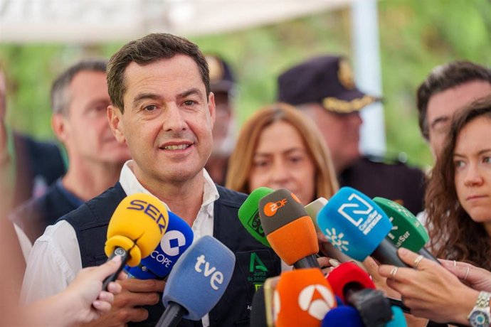 El presidente de la Junta de Andalucía, Juanma Moreno atiende a los medios de comunicación en el PMA del incendio forestal de los Gallardos (Almería). Imagen de archivo.