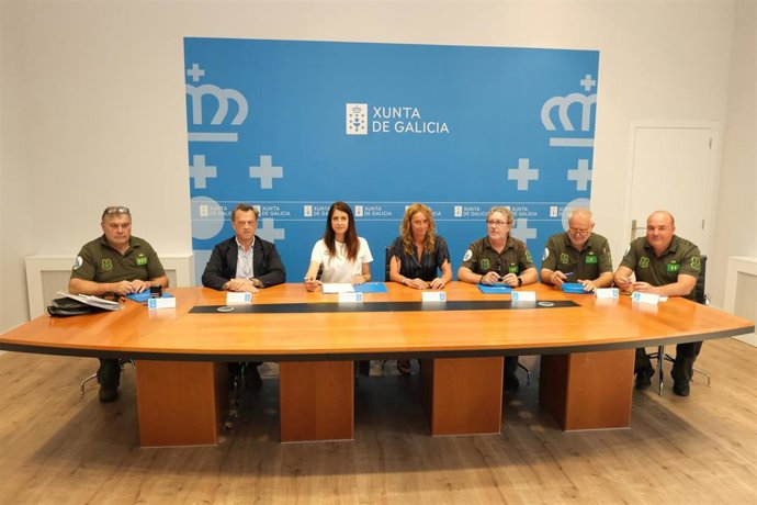La conselleira do Medio Rural, María José Gómez, firma con sindicatos el acuerdo de mejoras laborales para el servicio de prevención de incendios.