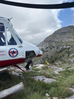 El helicóptero del Gobierno de Cantabria en un rescate en un monte de Ruesga.